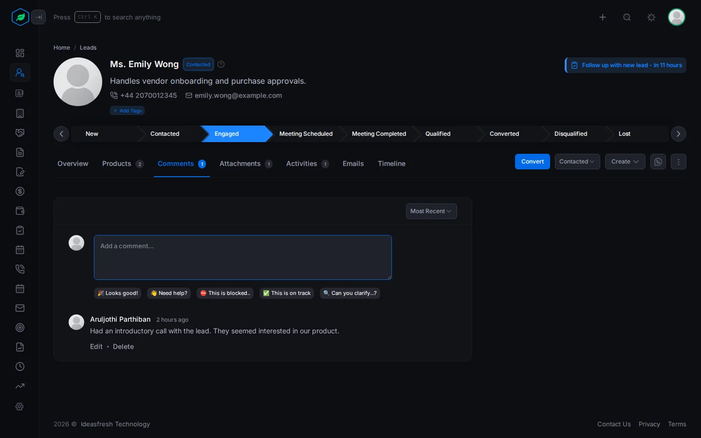 A lead's Comments tab with the comment box, the ready-made replies and a comment below
